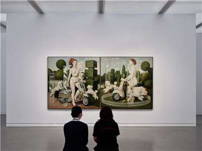 高美館《馮．沃爾夫的花園堡壘》特展，展出英國藝術家馮．沃爾夫從古典油畫到人工智慧（AI）共創，橫跨30年的重要創作軌跡。圖為其AI共創作品〈花園堡壘〉。（高美館、Photo by Nick Knight 提供）