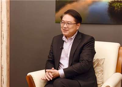 民進黨前秘書長林右昌21日表示，輝達來台投資固然令人振奮，但台灣不能只停留在找土地、蓋園區，更重要的是思考如何藉此真正融入AI生態系，成為關鍵夥伴。