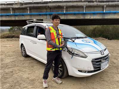 公路局中區養護分局的橋檢廠商「黎明工程顧問公司」展示它們與工研院及台達電合作研發的「無人機AI智慧橋梁檢測系統」和「AI智慧橋梁橋檢車」。(吳琍君 攝)