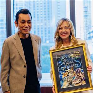 義大利總理梅洛尼(Giorgia Meloni)(右)訪日，與「北斗神拳」作者原哲夫(左)合照。(圖：梅洛尼Instagram)