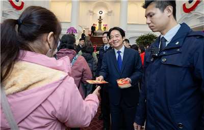 賴清德總統1日與來府參觀民眾互動並發放紅包袋。 (圖:總統府)