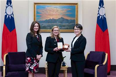 副總統蕭美琴14日上午接見美國亞利桑納州鳳凰城市長蓋蕾歌(Kate Gallego)訪問團。 (總統府提供)