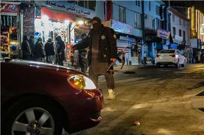 阿富汗首都喀布爾市中心一家中國餐廳19日發生爆炸，造成至少7人喪生，圖為警方在爆炸現場駐守 。