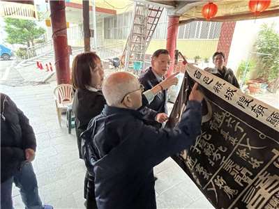 2台南市政府姜淋煌副市長(右1)率民政局與地方官員一行9日前往台南市全台首邑縣城隍廟了解令旗與龍頭杖遭毀損情況。(FB/@sianchenghuang)