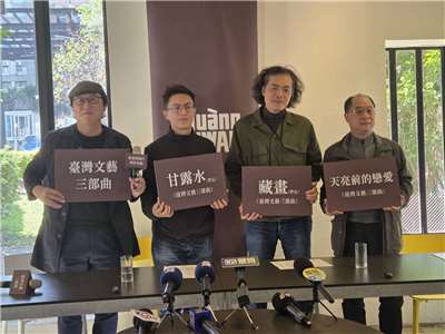 湠臺灣電影宣布推出全台首創的「台灣國片預售票系統」。湠臺灣電影負責人姚文智(左起)、《甘露水》導演林君陽、《藏畫》導演羅景壬、《天亮前的戀愛》製片葉振興。(江昭倫 攝)