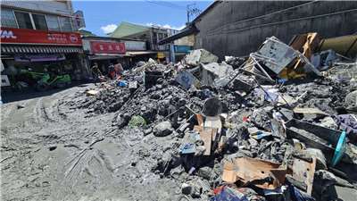 花蓮馬太鞍溪堰塞湖去年9月因颱風挾帶豪雨導致溢流重創光復鄉，街道滿目瘡痍。(歐陽夢萍 攝)