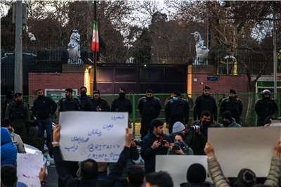 伊朗巴斯杰(Basij)組織成員14日在英國駐德黑蘭大使館前抗議。