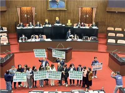 在藍、綠、白立委共同支持下，立法院會今天(30日)三讀修正通過住宅法，明定社宅應提供至少20%作為婚育宅。民進黨團在議場內高舉「青年婚育家庭、優先入住社宅」、「強化鼓勵包租、照顧 弱勢房客」、「穩定推動、租屋市場透明化」手板，力挺住宅法修法通過。(趙婉淳 攝)