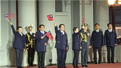 中華民國115年(2026年)元旦總統府升旗典禮」1日清晨在總統府前登場，許多熱情的民眾冒著細雨，揮舞手中的國旗等候升旗。賴清德總統與副總統蕭美琴在四大醫護公會代表及極地超馬選手陳彥博的領唱下，與民眾齊唱國歌，共同迎接2026年。（劉玉秋攝）