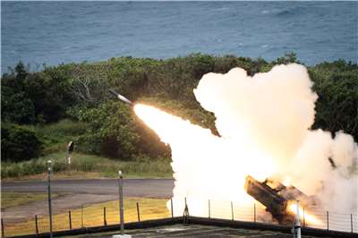 美國國務院2025年12月批准海馬士系統等8案對台軍售。圖為海馬士精準打擊系統進行射擊訓練。資料照片。(楊仁翔 攝)