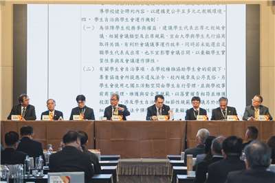 教育部長鄭英耀(左四)在23日的全國大學校長會議提案討論中，就大學法修法聽取各大學校長意見。(教育部提供)