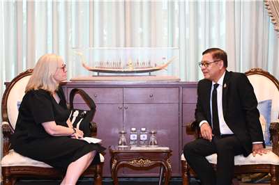 泰國外交部長希哈薩(Sihasak Phuangketkeow,右)15日與美國駐泰國使館臨時代辦康尼克(Elizabeth J. Konick,左)會晤。 (圖:泰外交部)