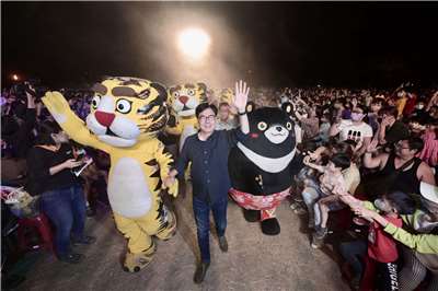 紙風車劇團今年為「368鄉鎮市區兒童藝術工程」20週年推出全新小額募款行動「椅子會」，高雄市長陳其邁第一時間響應。(紙風車劇團提供)