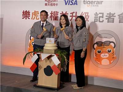 台灣虎航董事長黃世惠(右)7日攜手台灣樂天信用卡總經理石井英治(左)與Visa台灣區總經理黃慧琴(中)共同啟動「樂虎卡」升級2.0的儀式。(吳琍君攝)