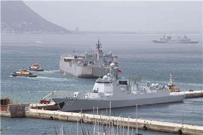 中國唐山號驅逐艦(舷號122)8日已抵達南非西蒙鎮港口，準備參與本月9至16日進行的「和平意志2026」(Will for Peace 2026)聯合海軍演習。後方為太湖號綜合補給艦(舷號889)和伊朗軍艦「IRIS Makran」。