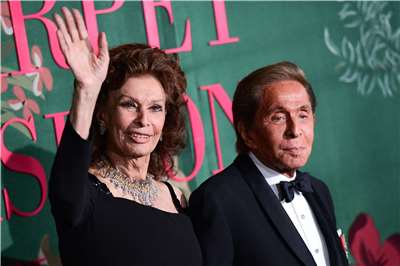義大利時尚傳奇范倫鐵諾（Valentino Garavani ）(右)和女星蘇菲亞羅蘭（Sophia Loren）於2019年9月22日出席米蘭時尚週。資料照片。