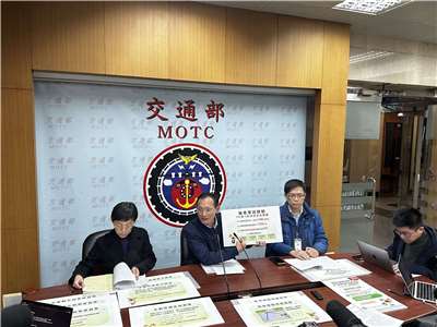 交通部公路局長林福山(左二)2日說明機車考照新措施。(楊雨青攝)