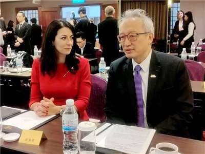 外交部次長吳志中(右)20日出席捷克前眾議長艾達莫娃(Marketa Pekarova Adamova，左)演講會時致詞表示，台歐理念相近夥伴的合作已具戰略重要性 (央廣記者王照坤 攝)