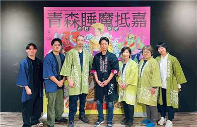 文總邀日本青森魔師諏訪慎(左四)、睡魔師林廣海(左四)與製作團隊，跨海赴嘉義縣為台灣現地量身打造媽祖、虎爺巨型花燈。(文總提供)