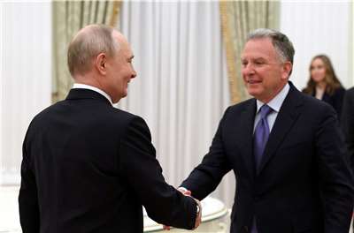 美國特使魏科夫(右)22日在莫斯科與俄羅斯總統普丁舉行了會晤。