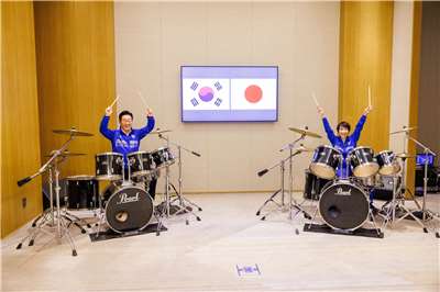 日本首相高市早苗(右)13日在故鄉奈良接待韓國總統李在明(左)，兩人在領袖會談後即興同台打鼓。(X平台/@takaichi_sanae)