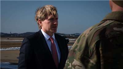 美國戰爭部次長柯伯吉(Elbridge Colby)26日抵達韓國訪問。 (圖:X@USWPColby)