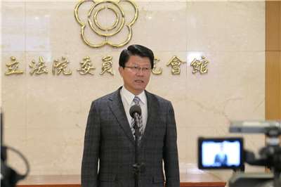 民進黨15日公布2026年台南市長初選民調結果，由立委陳亭妃勝出。已獲徵召代表國民黨出征台南市長的立委謝龍介祝福陳亭妃贏得民進黨初選，期許未來兩人來場光明正大的「君子之爭」，另外，他對選情「胸有成竹」。(趙婉淳 攝)