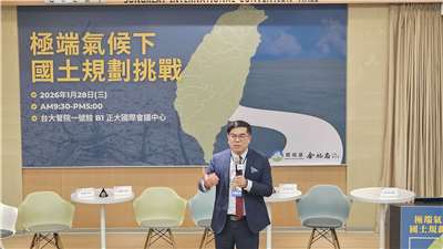 環境部長彭啓明28日表示，將盡快解決土方之亂。(劉品希 攝)