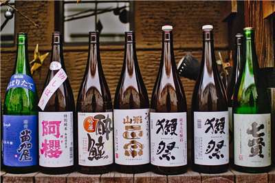 日中關係緊張，近期傳出在日相高市早苗針對台灣有事言論之後，日本出口中國的清酒以及食品，出現通關遭到刻意拖延情況。圖為日本清酒。(Pixabay)