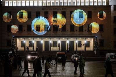 迎接2026， 保加利亞中央銀行大樓外牆投影出歐元硬幣圖樣。