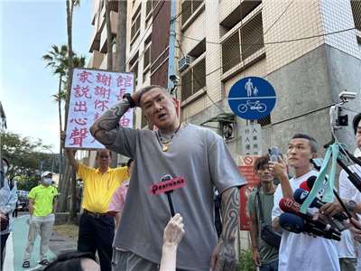 在直播突喊斬首總統引發關注，網紅「館長」陳之漢（中）去年10月到刑事局製作筆錄。 (圖：中央社檔案照)