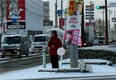日本首次寒冬中舉行國會改選，加上僅僅只有16天競選時間，考驗候選人應變能力。圖為長野縣的自民黨眾議員候選人若林健太在戶外競選活動中站在寒風中向選民宣講。(X平台/@michirojim)