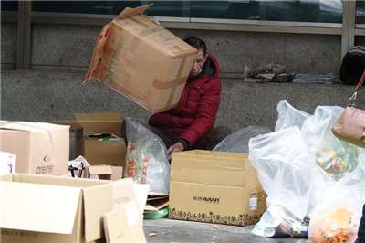 主計總處表示，老年家庭消費結構可能跟一般家庭不同，面對物價壓力也有差異，因此自2024年起發布高齡家庭CPI。圖為老人整理回收物。(中央社資料照片)