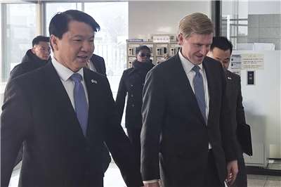 美國戰爭部政策事務次長柯伯吉(Elbridge Colby，右)26日拜會南韓國防部，雙方同意將深化發展核動力潛艦合作。(美聯社/達志影像)