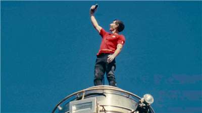 美國攀岩傳奇霍諾德25日順利完成徒手攀登台北101。當霍諾德登上101最頂的509.2公尺高塔尖時，他特別拿出手機自拍並享受壯闊風景。(圖：Netflix提供)