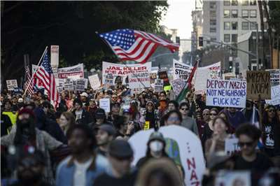數以千計示威者於10日在明尼阿波利斯走上街頭，高喊遭擊斃的37歲母親古德(Renee Good)姓名，要求ICE撤出明尼蘇達州。(AFP)