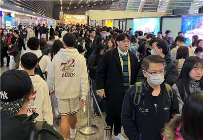 寒假正式開跑，桃園國際機場24日上午湧現出國人潮，但部分航空公司傳出全球劃位系統短暫異常，影響旅客報到以及行李託運作業，機場一度大排長龍。(網友doubleblack_8636提供/圖：中央社)