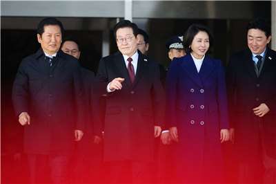 韓國總統李在明與其夫人金惠景啟程訪問中國。