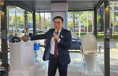 環境部在大門口設置馬桶裝置藝術，環境部長彭啓明宣導「衛生紙丟馬桶」等如廁文化。(劉品希 攝)