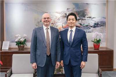 美國在台協會(AIT)處長谷立言(Raymond Greene)5日與台北市長蔣萬安會面，就加強安全、商業、人際交流以及城市活動合作進行商討，並重申對共同優先事項與深化夥伴關係的承諾。 (圖：FB@美國在台協會 AIT)