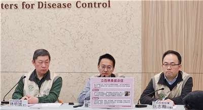 疾管署長羅一鈞(中)27日表示，這波冬季流感疫情平緩，開學後恐有新一波B流疫情。(劉品希 攝)