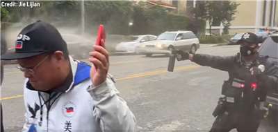 洛杉磯中領館抗議人士遭不明化學藥水攻擊 警方逮捕中共保全 (圖截自界立建影片)