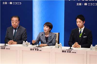 日本眾院解散後首場論戰，首相、自民黨總裁高市早苗(中)強調「自我防衛決心」。