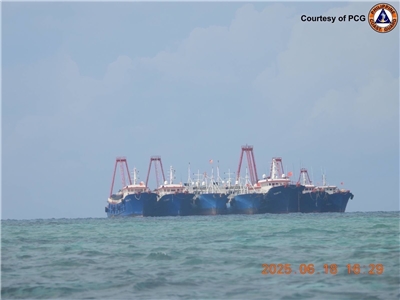 菲律賓海岸防衛隊(Philippine Coast Guard)22日在臉書(Facebook)上發出聲明指出，日前發現約50艘中國海上民兵船隻在位於南沙群島鱟藤礁周遭非法集結。(圖 : PCG臉書)