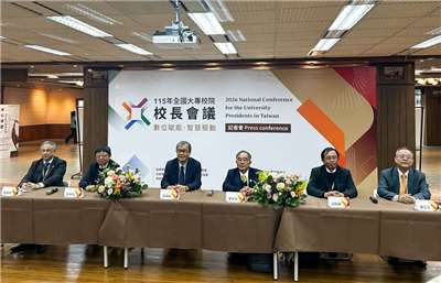 教育部長鄭英耀(左三)出席2026全國大專校院校長會議記者會。(楊雨青 攝)