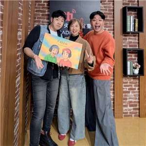 主持人亞特(左)、佑仁(右)與來賓施璧玉(中)