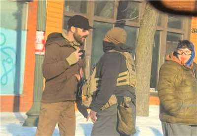 聯邦探員24日上午在明州中西部城市結冰的道路上，與37歲的護理師普雷蒂(Alex Pretti)發生扭打，隨後將他槍殺。圖為普雷蒂遭槍擊前被執法人員逼退。