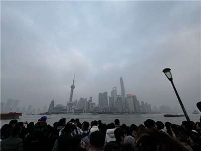 中國多地出現嚴重霧霾天氣，上海、廣州與重慶等6座人口超過千萬級別的大城市，紛紛擠入空氣汙染前幾名。圖為上海著名地標東方明珠塔被霧霾籠罩。資料照片(圖：中央社)