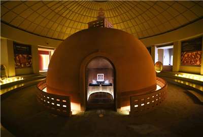 與佛陀有關的古代珍貴寶石3日在印度首度展出。(FB@Narendra Modi)