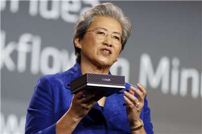 超微(AMD)執行長蘇姿丰美國時間5日晚間在美國消費性電子展(CES)以AI為題發表主題演講。圖為展示人工智慧開發者平台AMD Ryzen AI Halo。(AFP)